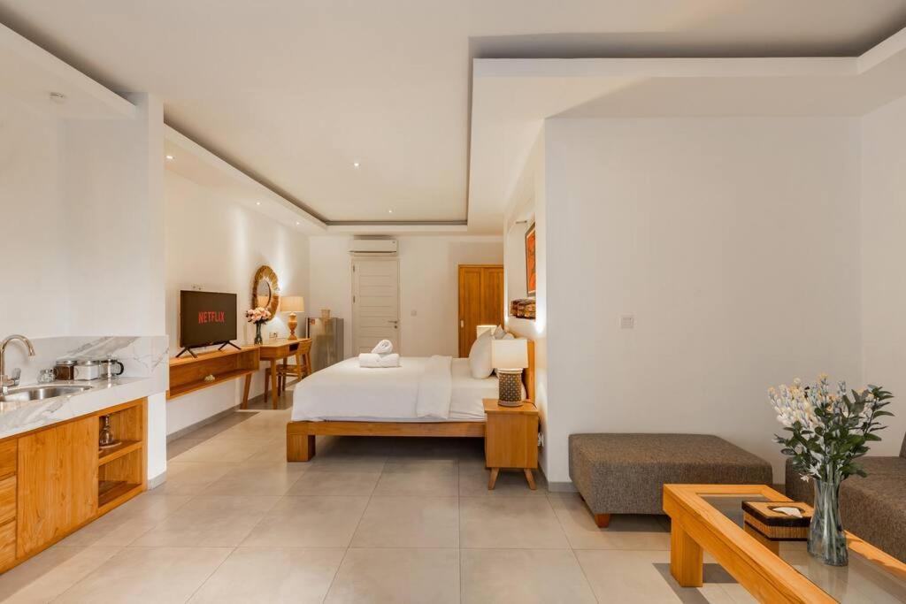 Stylish 1 Bd Pvt W Shared Kitchen And Pool *